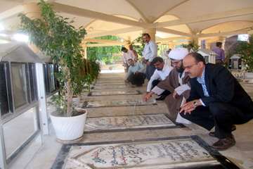 زيارت قبور شهدا در استان بوشهر