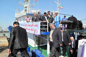 بازدید وزیر جهاد کشاورزی از مرکز ملی تحقیقات میگوی عاری از بیماری خلیج فارس در بوشهر 