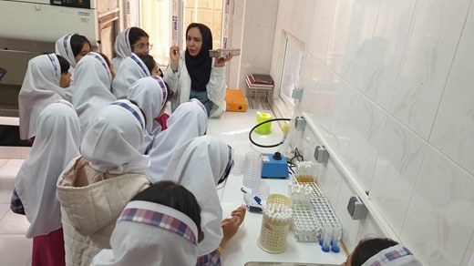 تصاویری از بازدید دانش آموزان از آزمایشگاه کنترل کیفی و موزه دامپزشکی استان بوشهر